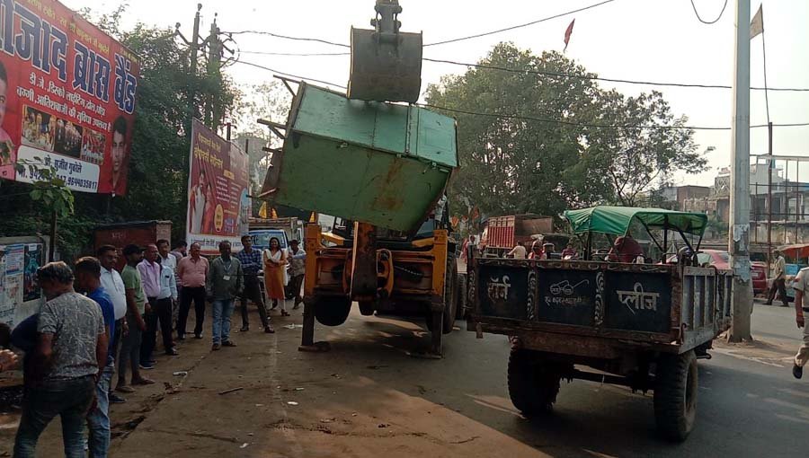 Removal of encroachments from station road started from police station
